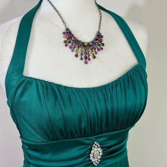 Speechless sz sm dressy dress in emerald faux decorative pin accent. - Picture 11 of 15